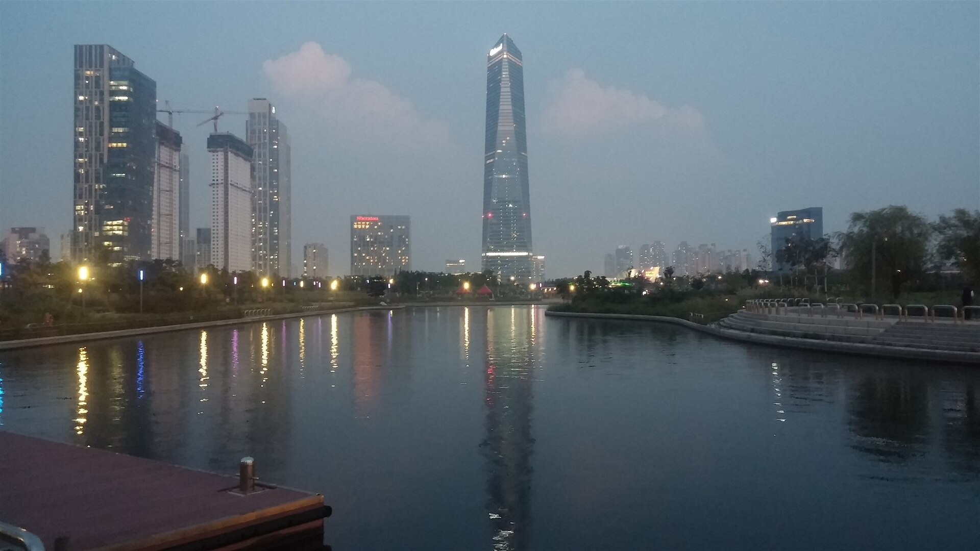야간의 인천 송도 센트럴파크와 컨벤시아